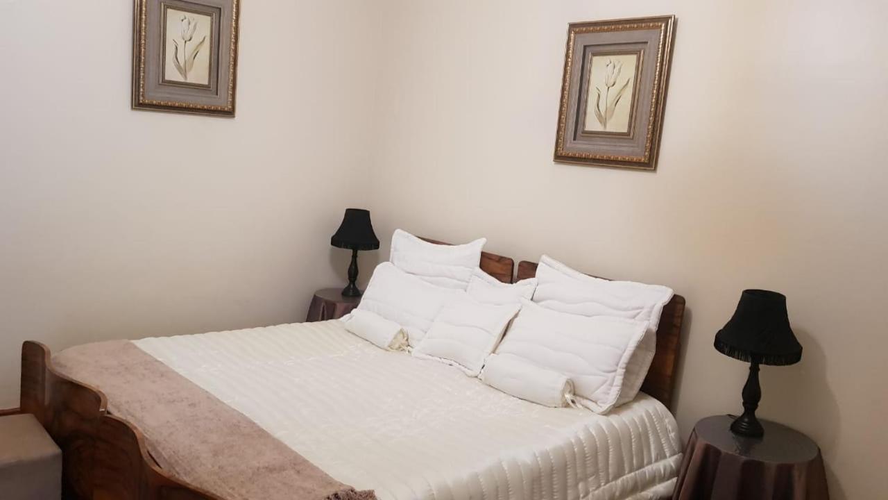 Upper Houghton Guesthouse โจฮันเนสเบิร์ก ภายนอก รูปภาพ