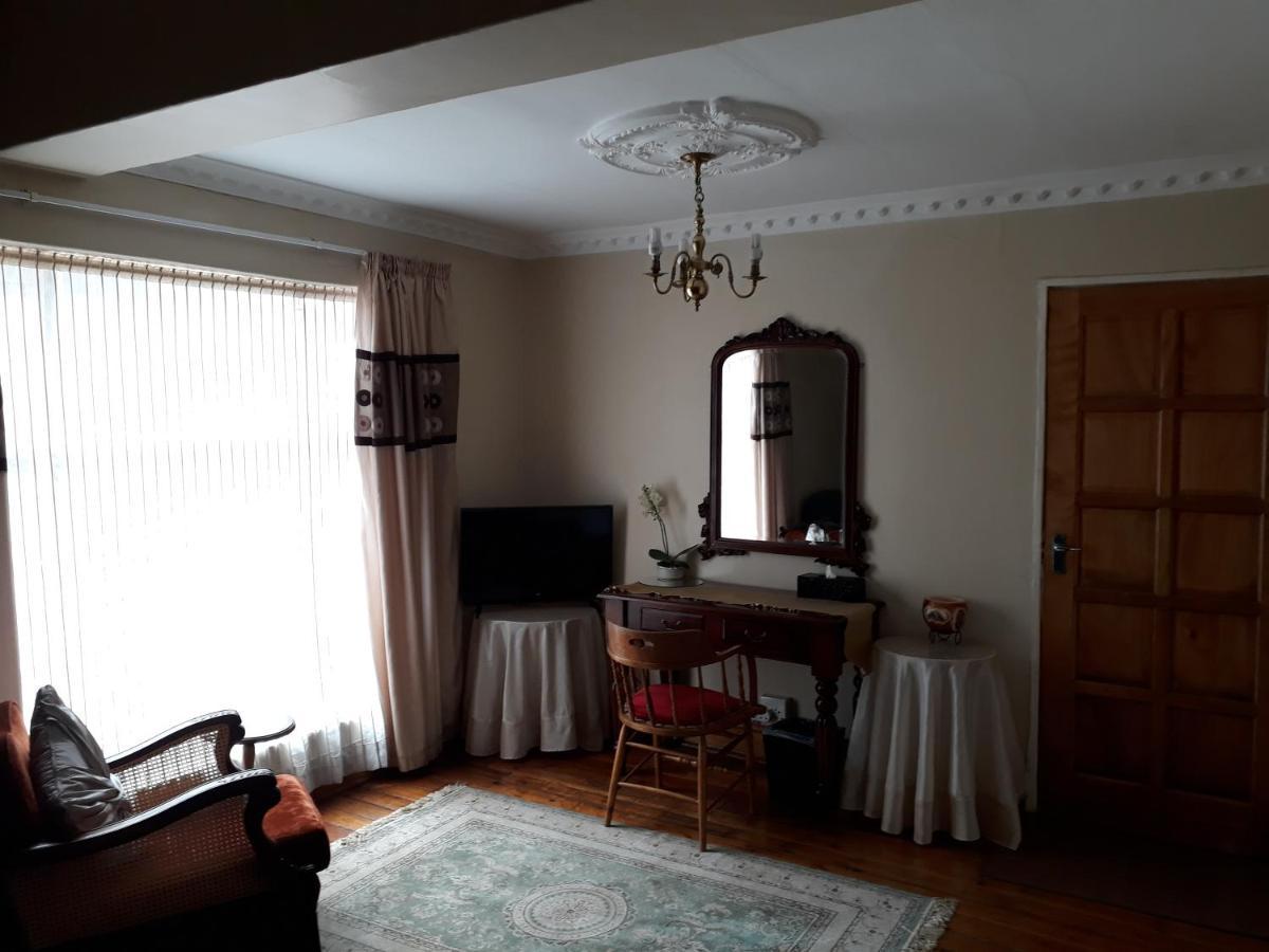 Upper Houghton Guesthouse โจฮันเนสเบิร์ก ภายนอก รูปภาพ
