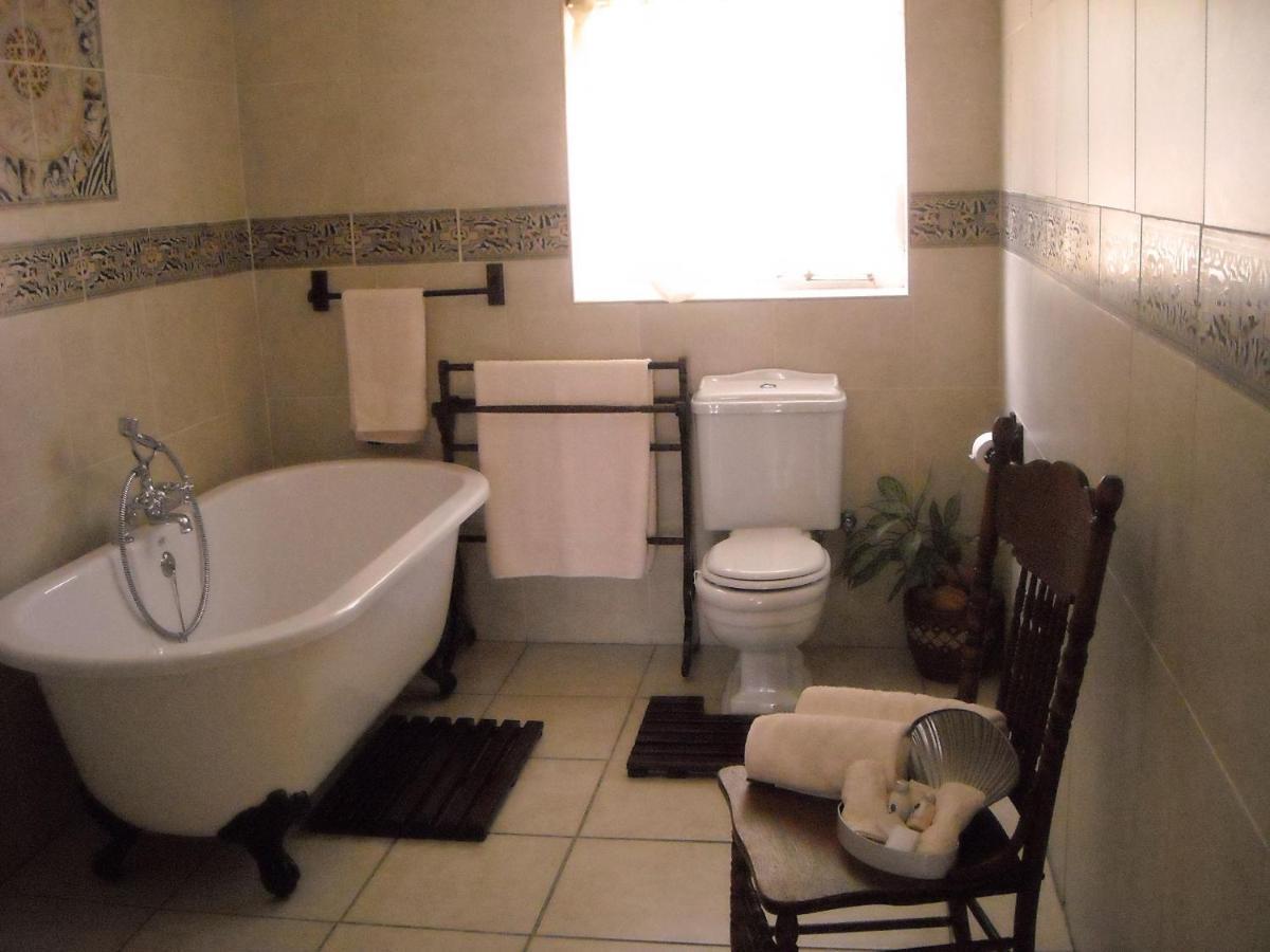 Upper Houghton Guesthouse โจฮันเนสเบิร์ก ภายนอก รูปภาพ