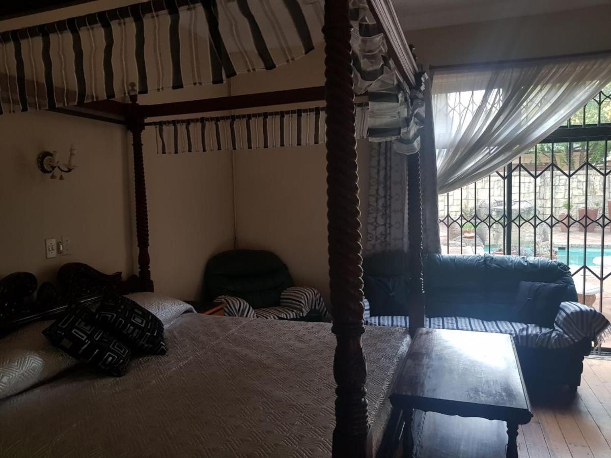 Upper Houghton Guesthouse โจฮันเนสเบิร์ก ภายนอก รูปภาพ
