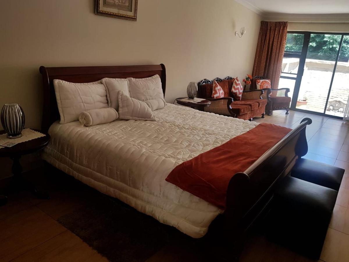 Upper Houghton Guesthouse โจฮันเนสเบิร์ก ภายนอก รูปภาพ