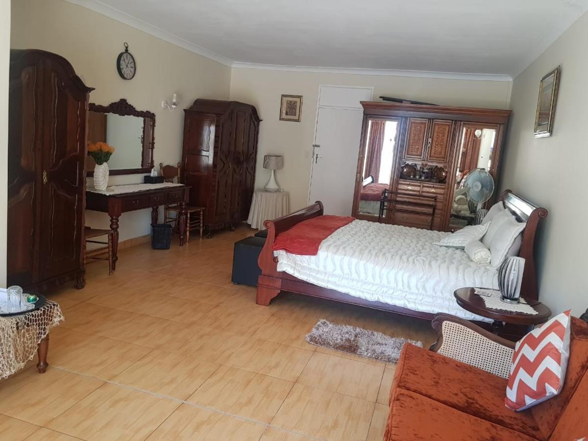 Upper Houghton Guesthouse โจฮันเนสเบิร์ก ภายนอก รูปภาพ
