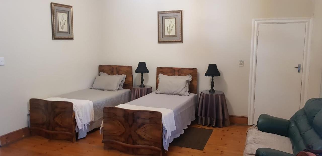 Upper Houghton Guesthouse โจฮันเนสเบิร์ก ภายนอก รูปภาพ